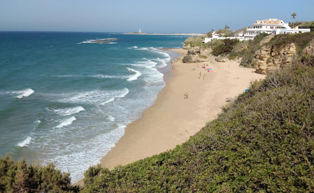 Photo de Playa de los Castillejos avec sable fin et lumineux de surface