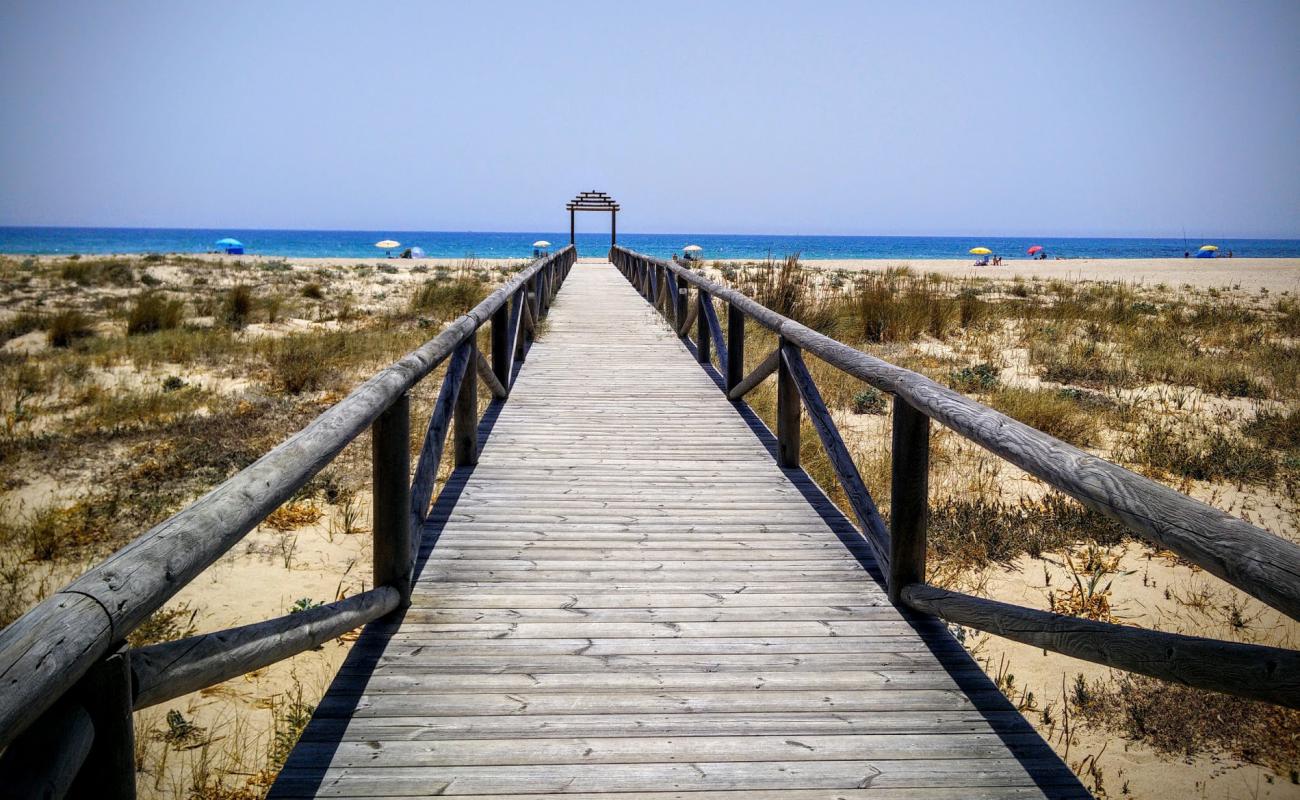 Photo de Playa Zahara avec sable fin et lumineux de surface