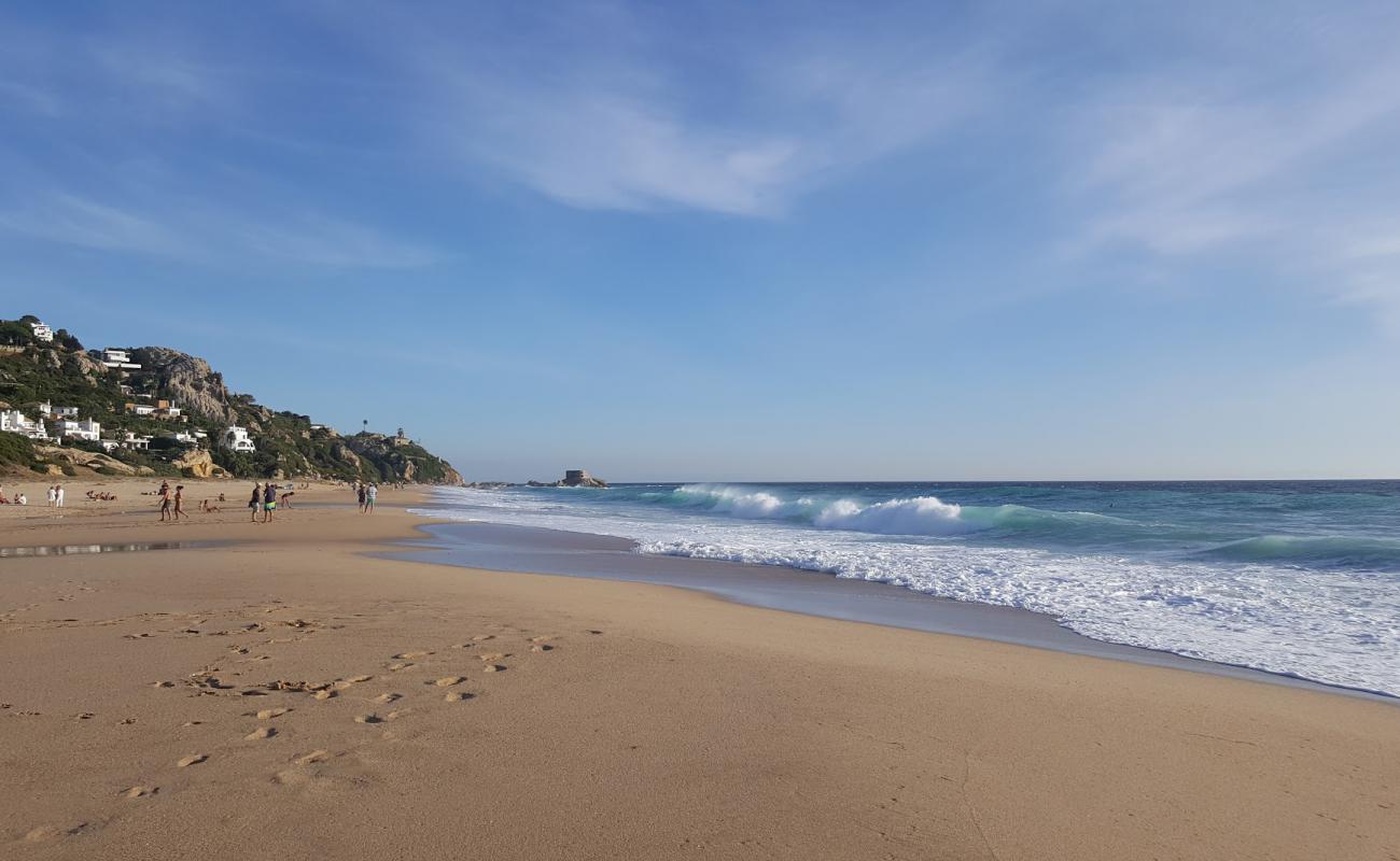 Photo de Playa de Atlanterra avec sable fin et lumineux de surface