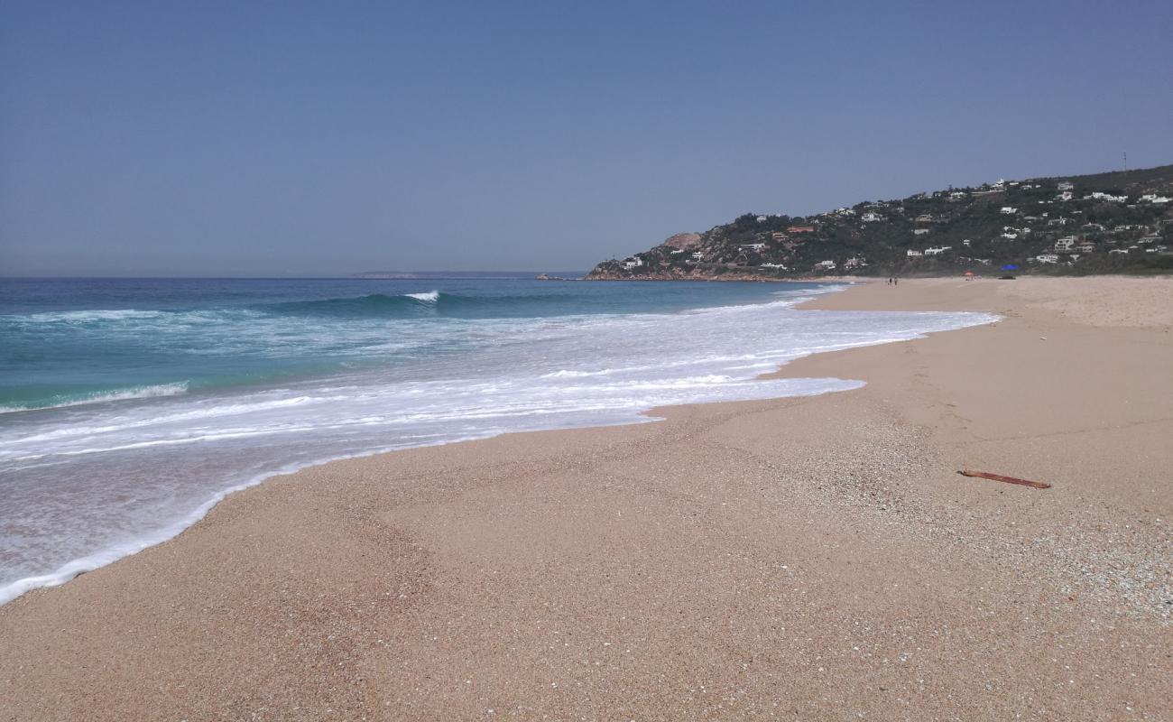 Photo de Plage Entre Dos Torres avec sable fin et lumineux de surface