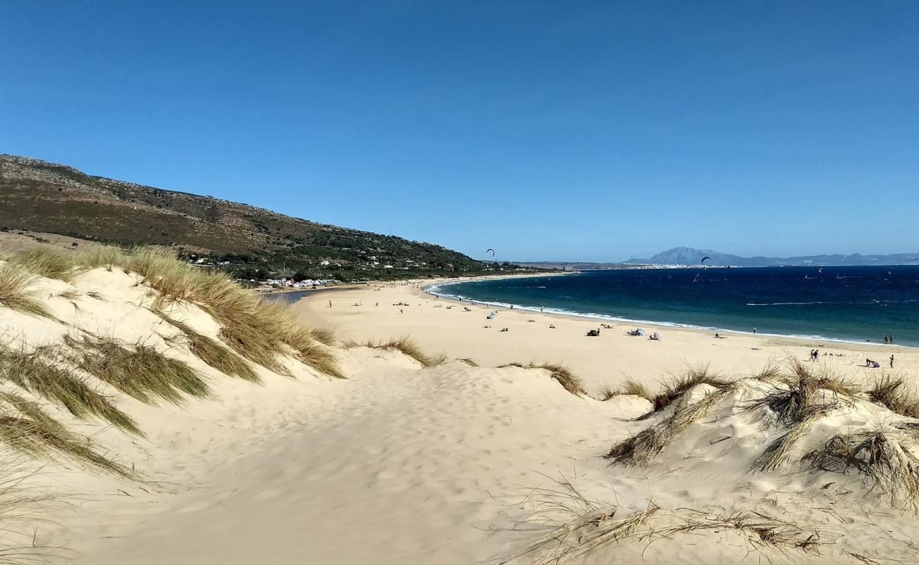 Photo de Plage de Valdevaqueros avec sable beige fin de surface