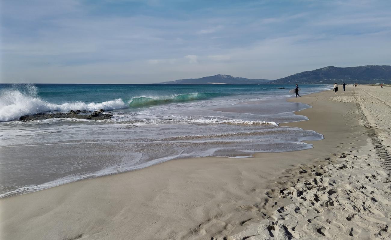 Photo de Playa de los lances avec sable fin et lumineux de surface