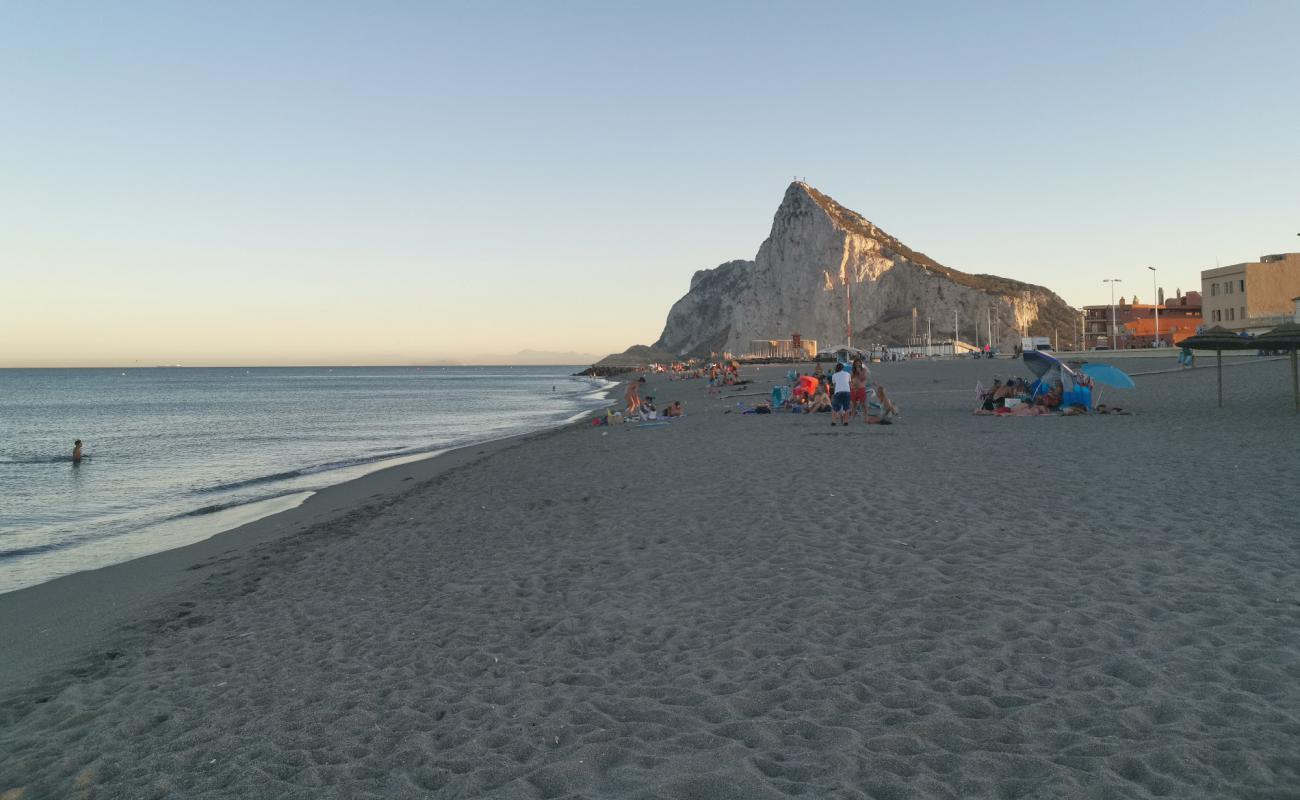 Photo de Playa de Levante avec sable gris de surface