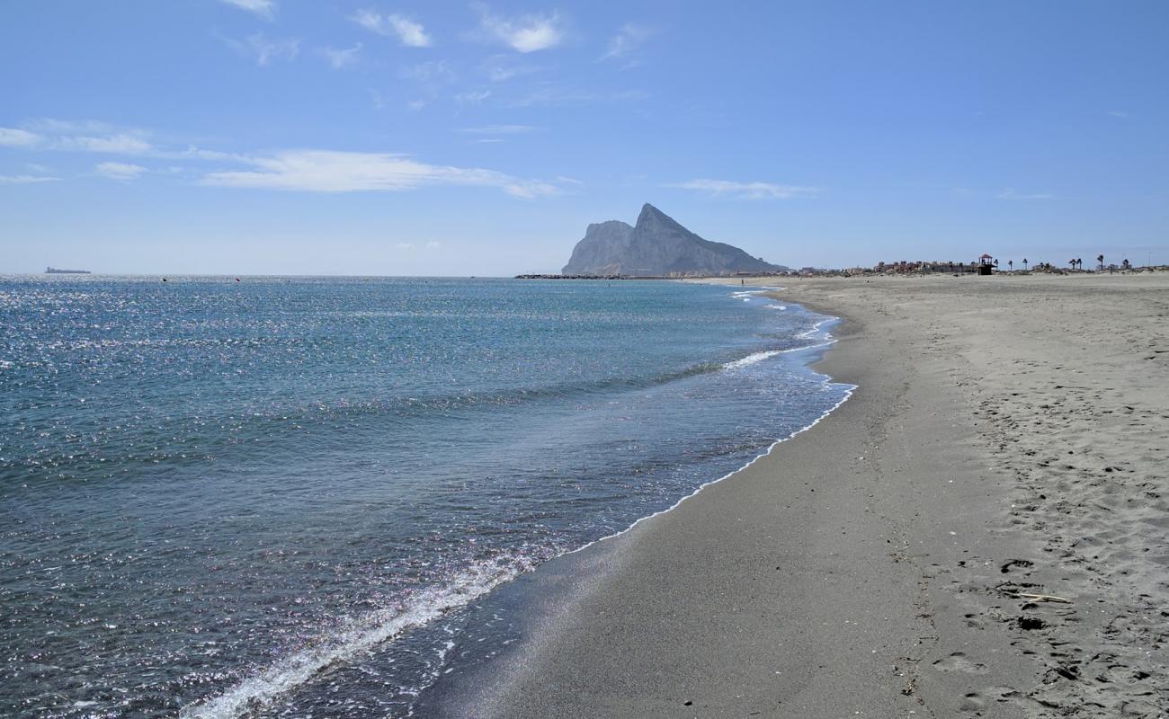 Photo de Playa de Sobrevela avec sable gris de surface