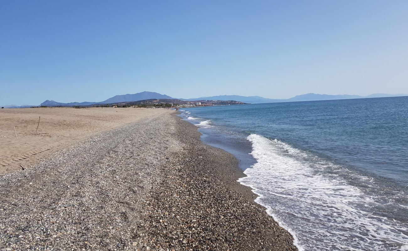 Photo de Playa de Sotogrande avec sable gris de surface