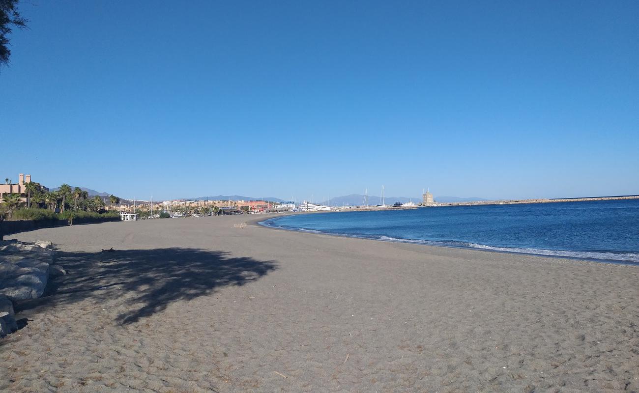Photo de Gigi's Beach avec sable gris de surface
