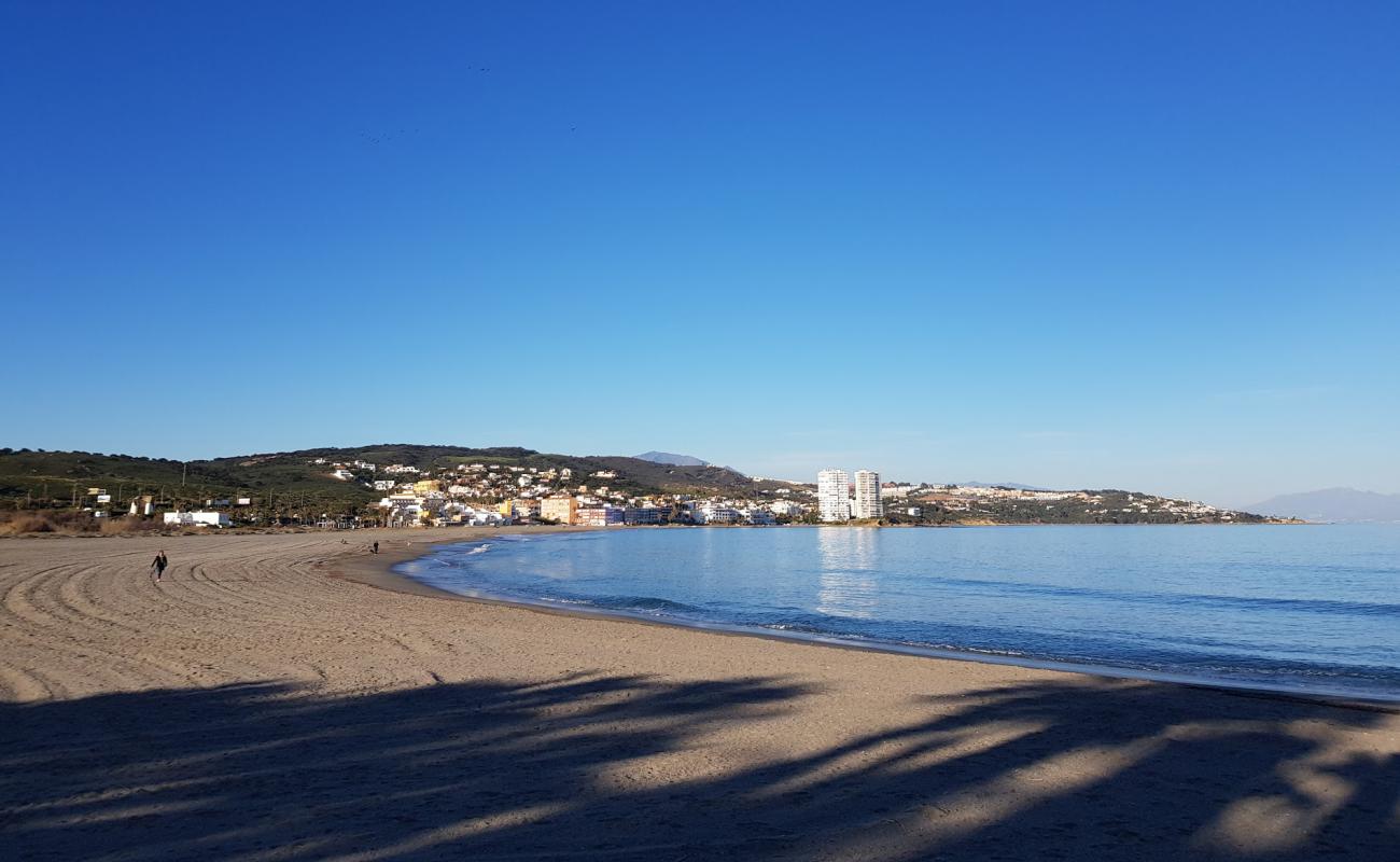 Photo de Playa de Torreguadiaro avec sable gris de surface