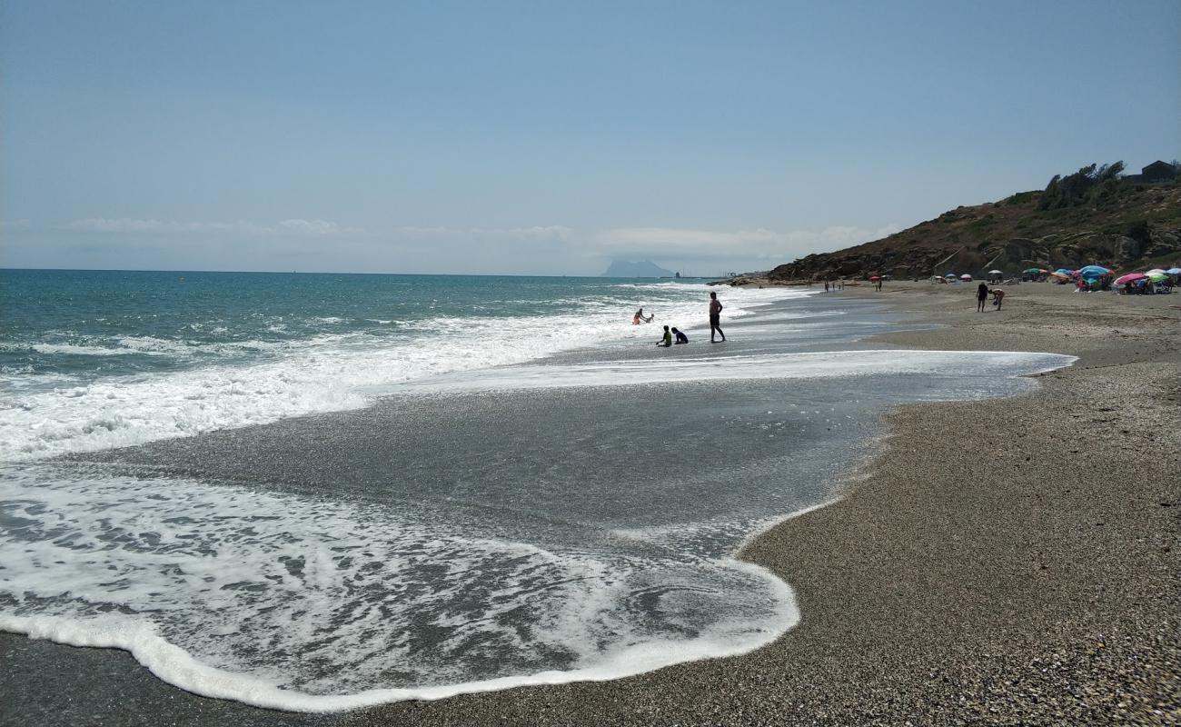 Photo de Playa de Cala Sardina avec sable gris de surface