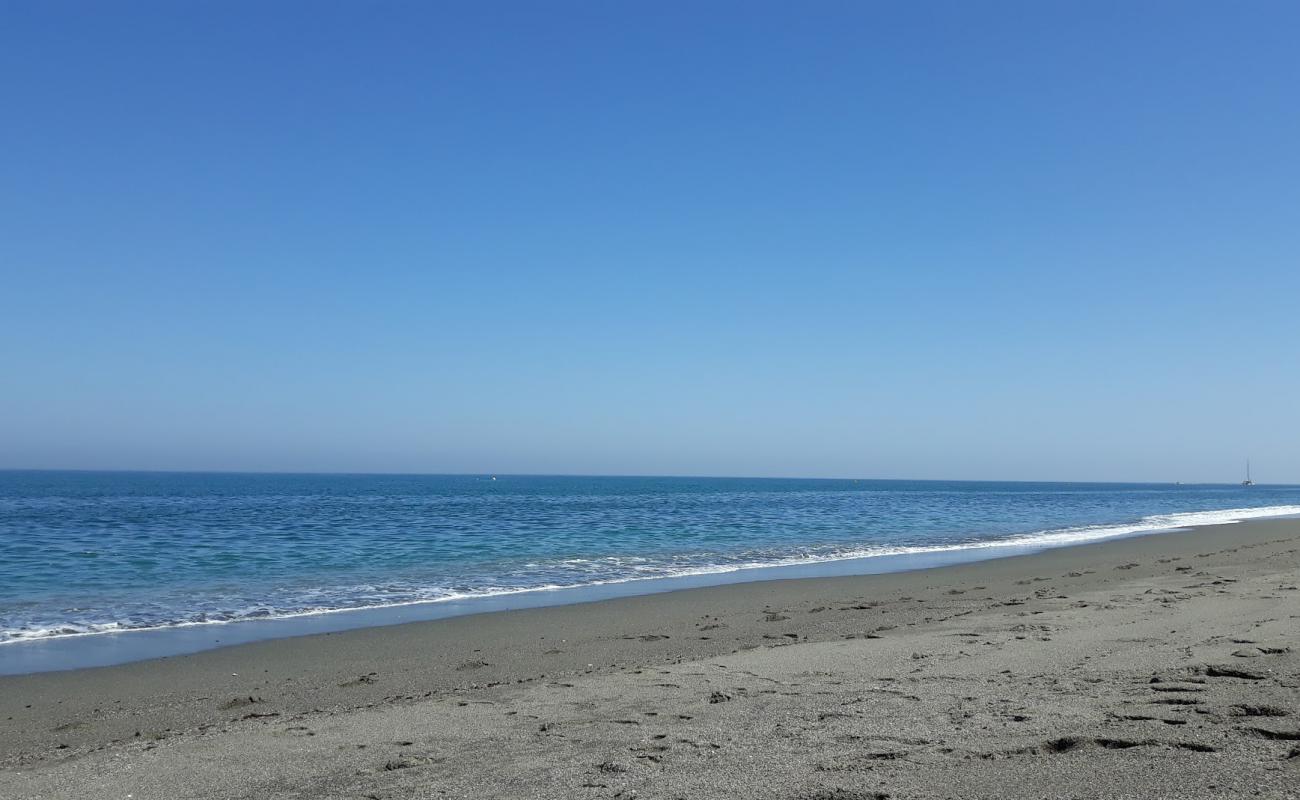 Photo de Playa los Toros avec sable coquillier gris de surface