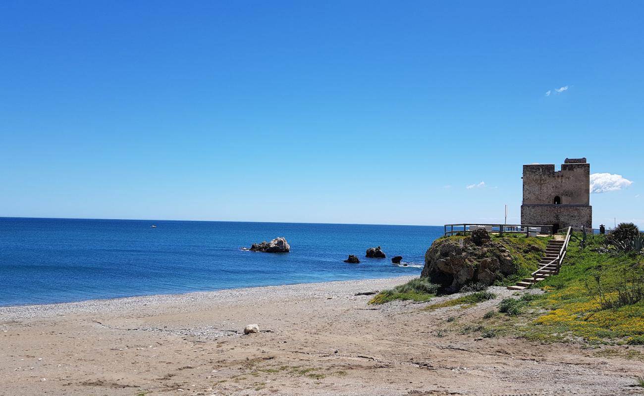 Photo de Playa de las Piedras de la Paloma avec sable gris de surface