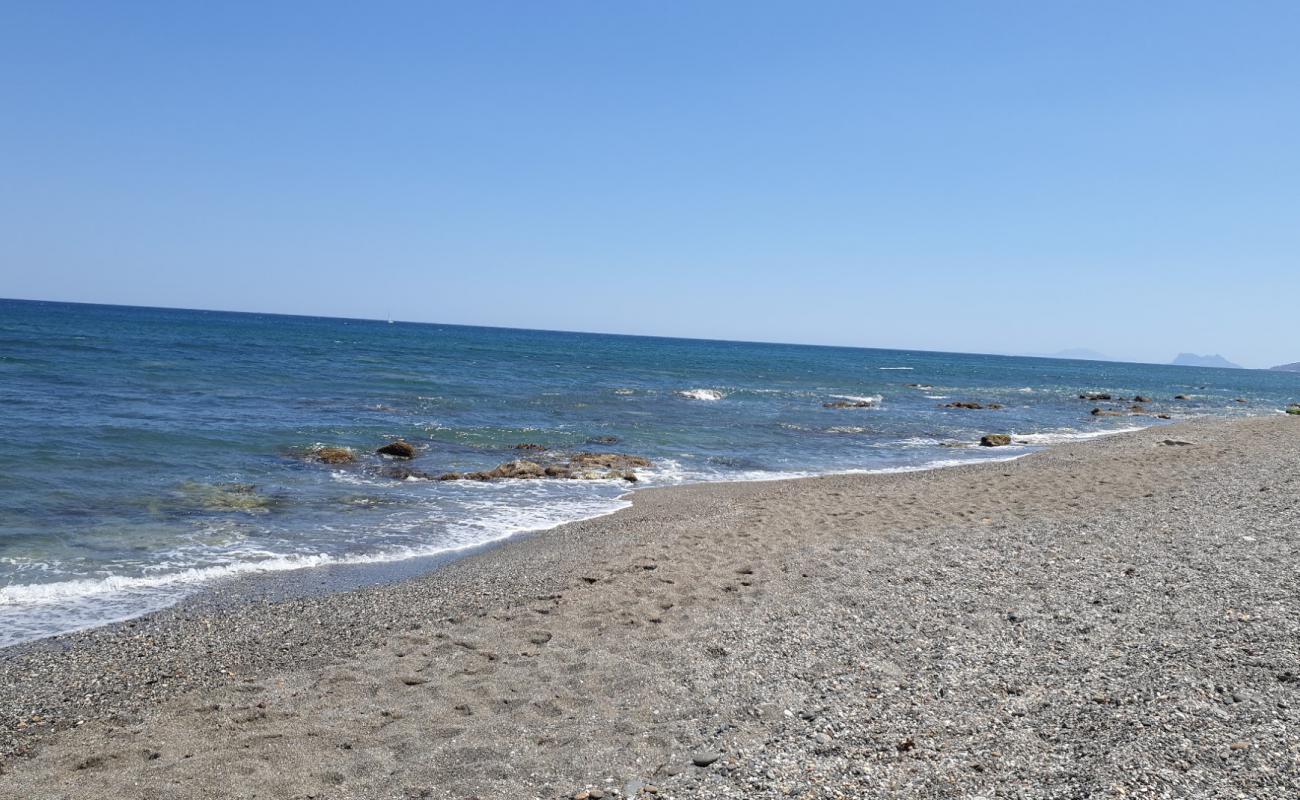 Photo de Playa la Gaspara beach avec sable gris de surface