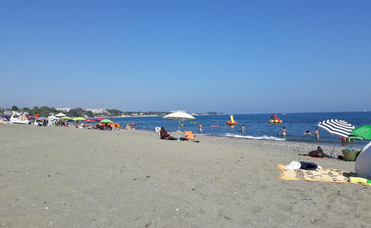 Photo de Playa del Saladillo avec sable gris & galets de surface