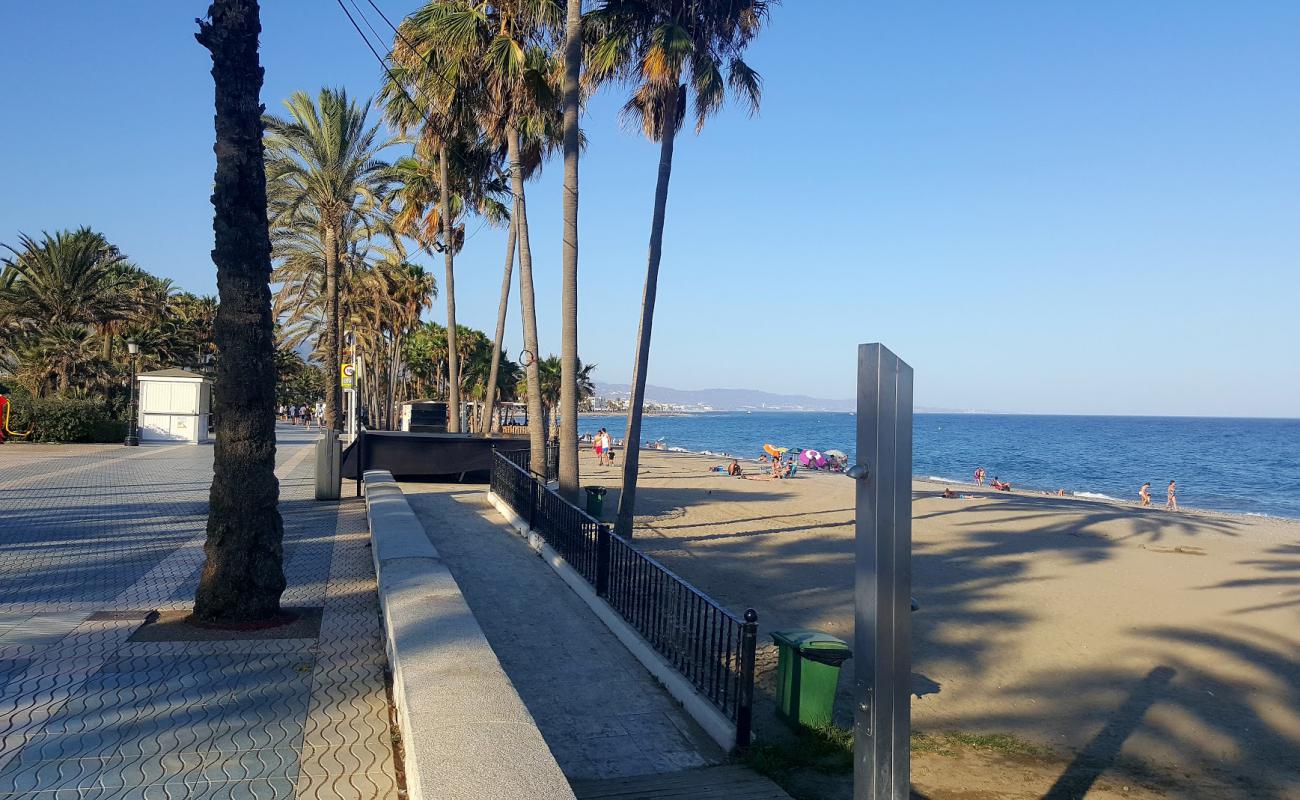 Photo de Playa de San Pedro de Alcantara avec sable gris de surface
