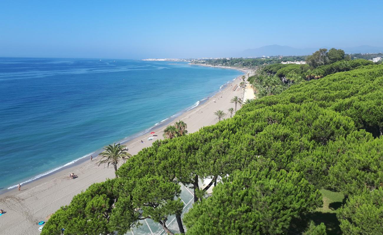 Photo de Playa de Nagueles avec sable gris de surface