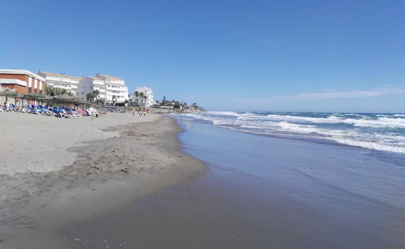 Photo de Playa de las Chapas avec sable gris de surface