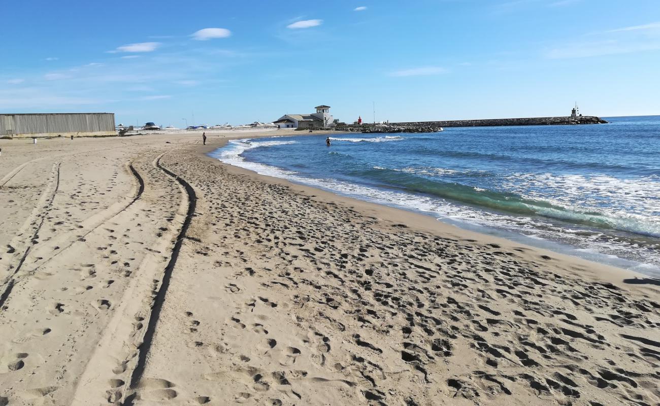 Photo de Plage de Cabopino avec sable gris de surface