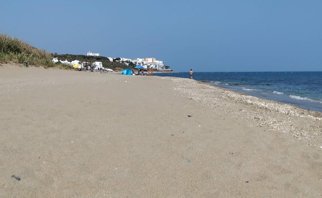 Photo de Playa de Calahonda avec sable gris de surface