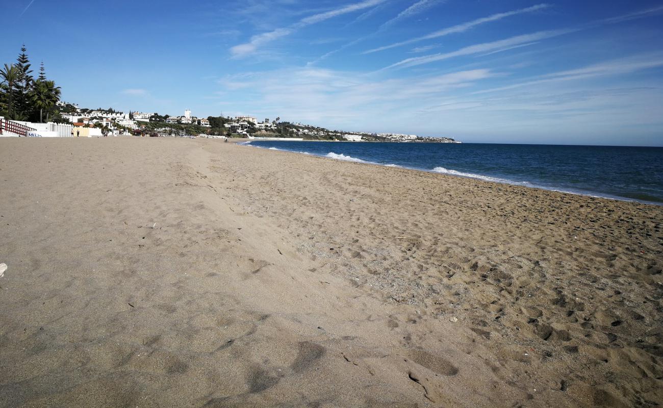 Photo de la Cala de Mijas avec sable gris de surface