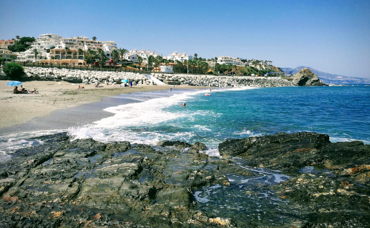 Photo de Playa Faro de Calaburras avec sable gris de surface