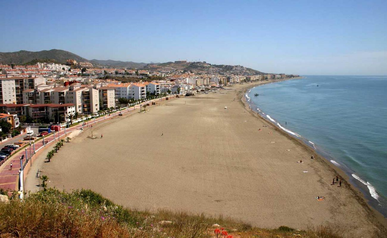 Photo de Playa del Rincon de la Victoria avec sable gris de surface