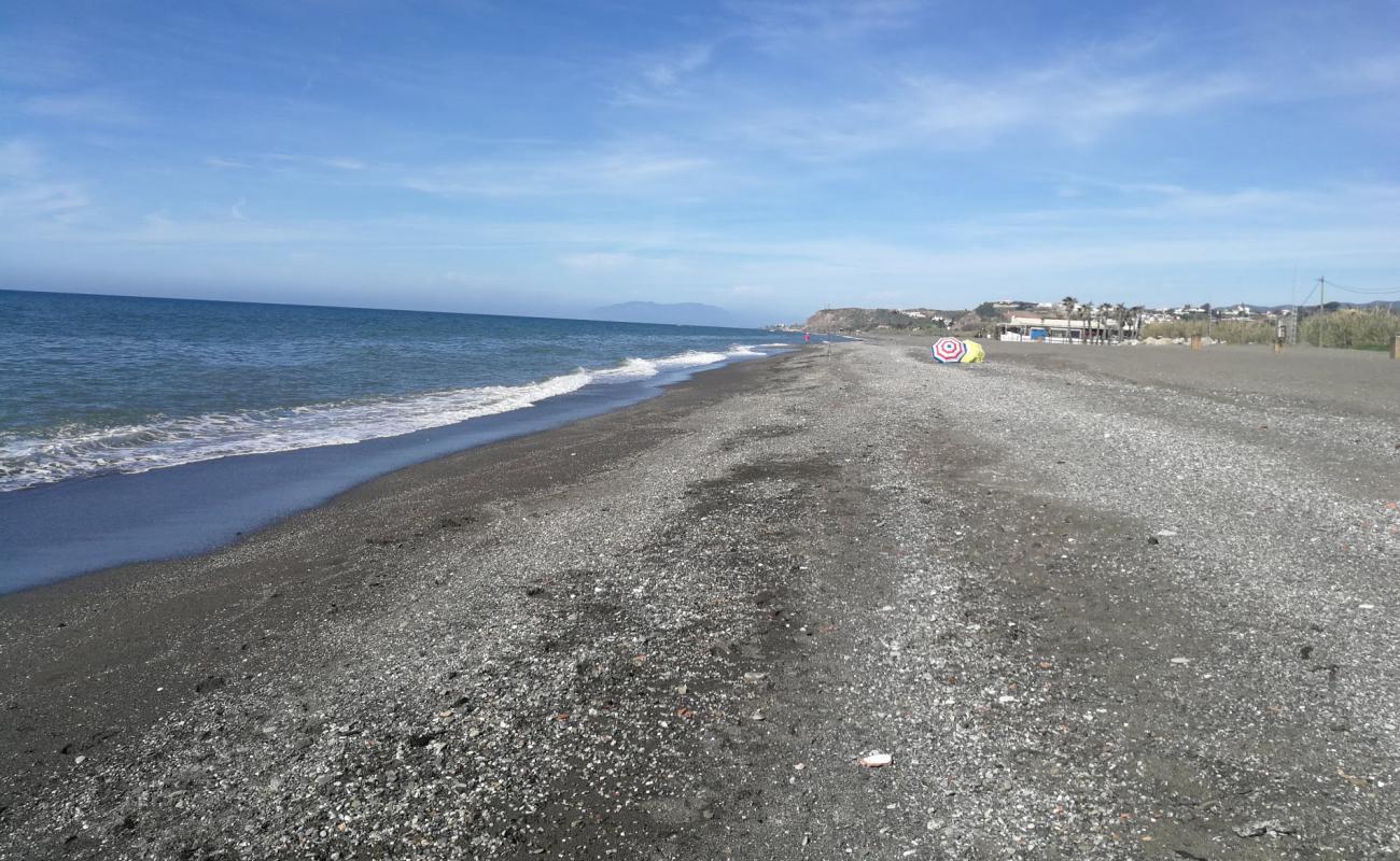 Photo de Playa Almayate avec sable gris de surface