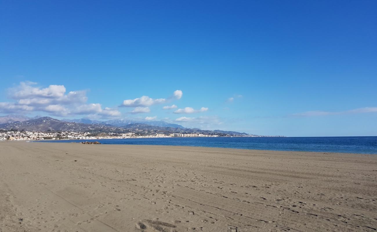 Photo de Playa de Torre del Mar avec sable gris de surface