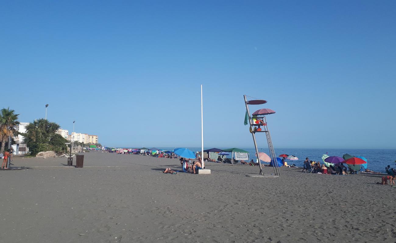 Photo de Playa Caleta de Velez avec sable gris de surface