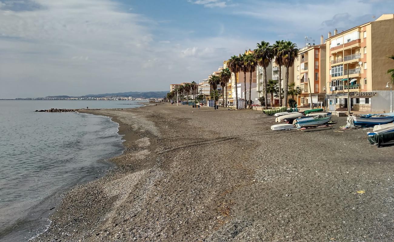 Photo de Playa de la Mezquitilla avec sable gris de surface