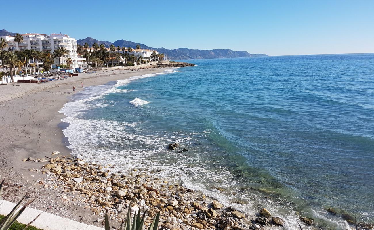Photo de Playa de la Torrecilla avec sable gris de surface