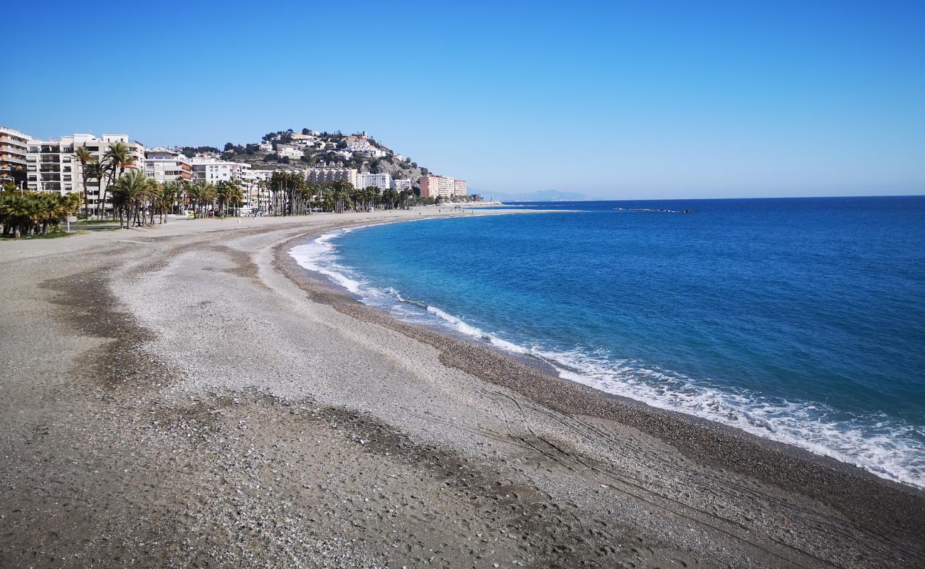 Photo de Puerta del Mar avec sable gris avec caillou de surface