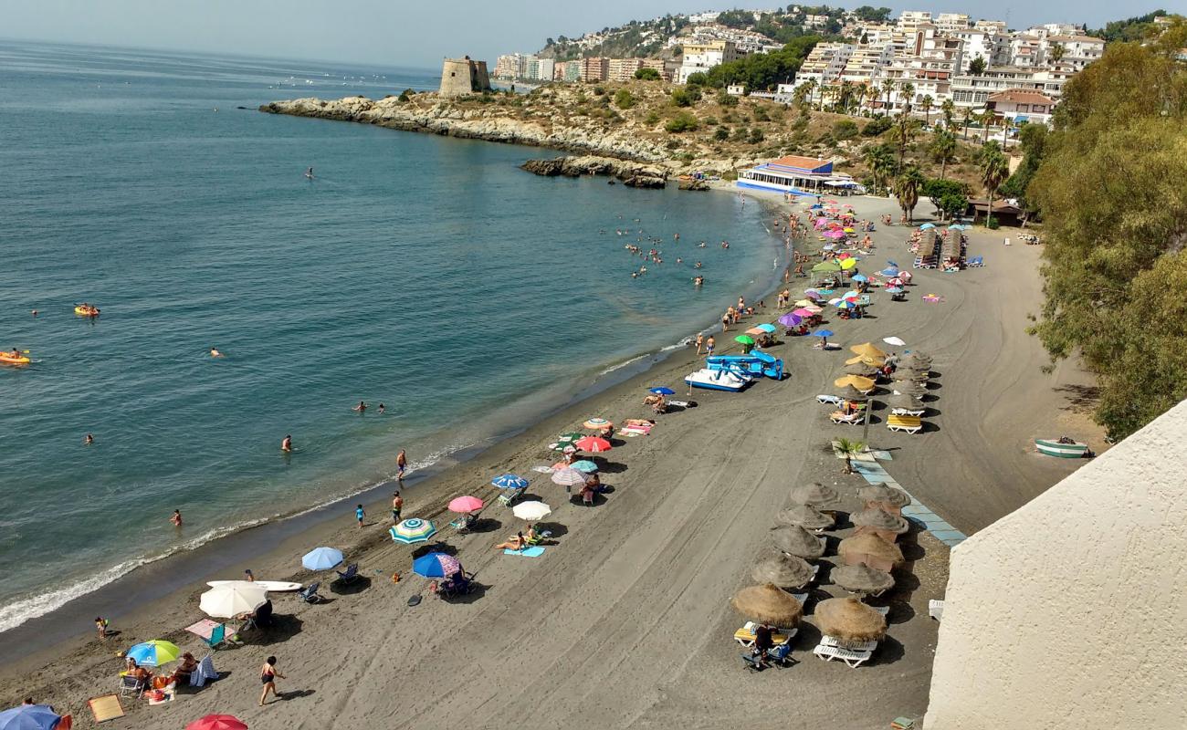 Photo de Playa del Pozuelo avec sable gris avec caillou de surface