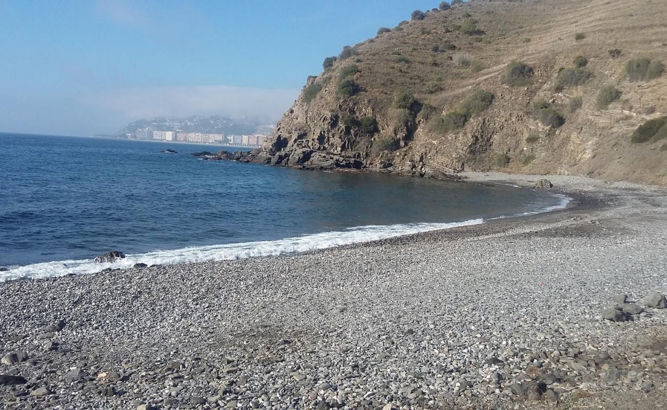 Photo de Playa Barranco de Enmedio avec caillou fin gris de surface
