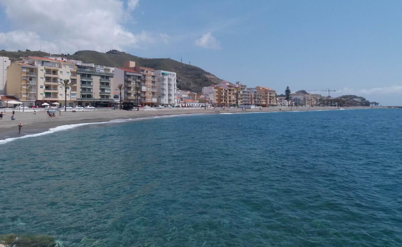 Photo de Playa de Torrenueva Costa avec sable coquillier gris de surface