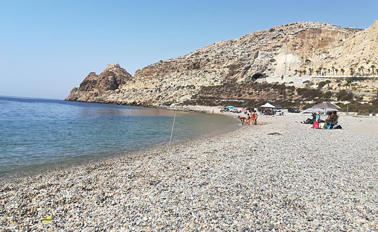 Photo de Playa las Olas avec sable gris avec caillou de surface