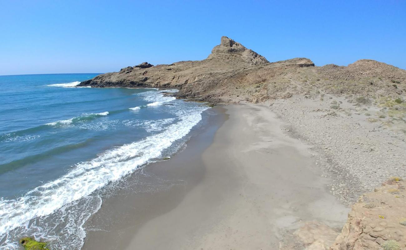 Photo de Cala Arena avec sable gris de surface