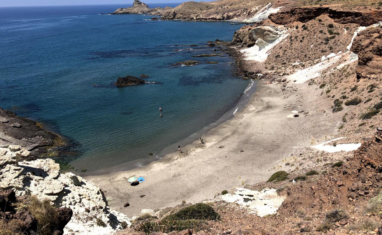 Photo de Cala Raja avec sable beige de surface
