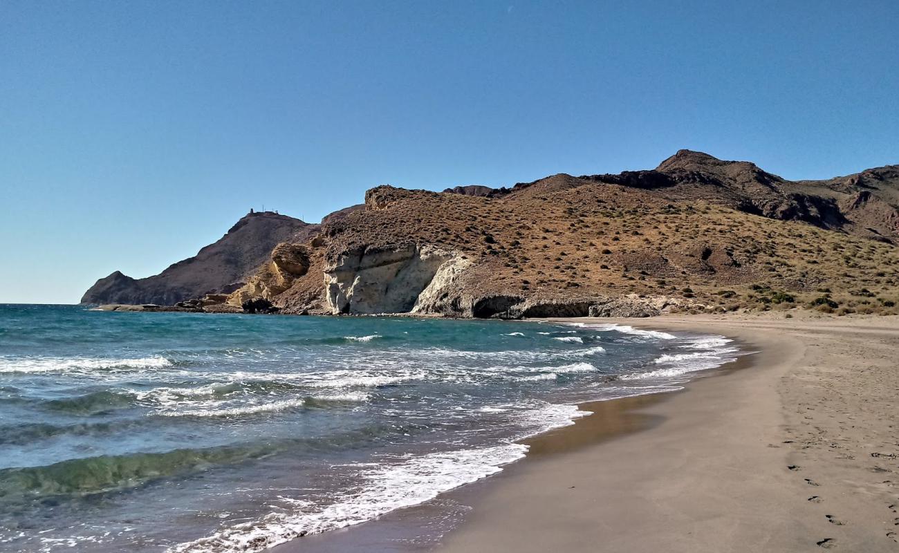 Photo de Cala de la Media Luna avec sable lumineux de surface