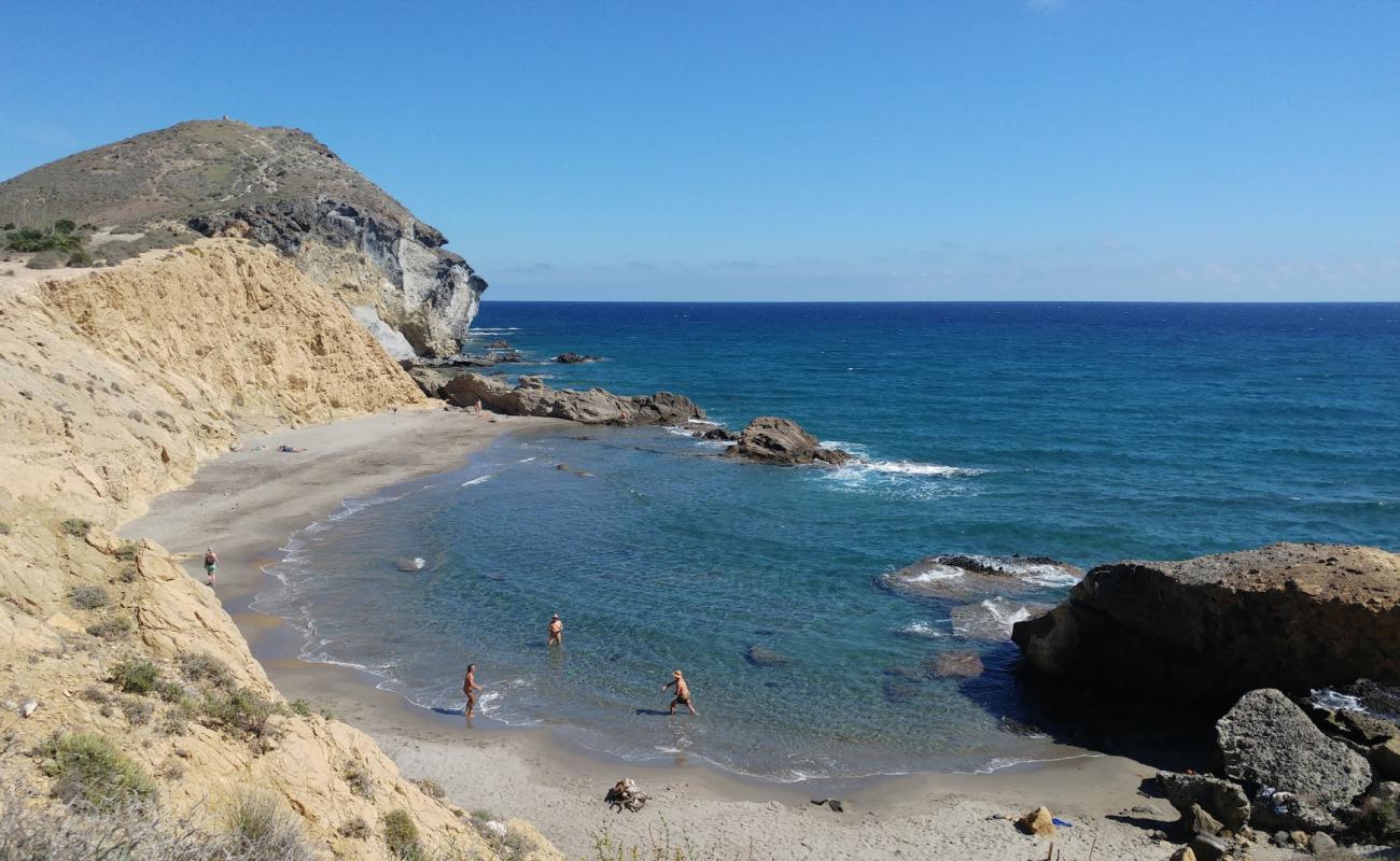 Photo de Cala de los Amarillos avec sable gris de surface