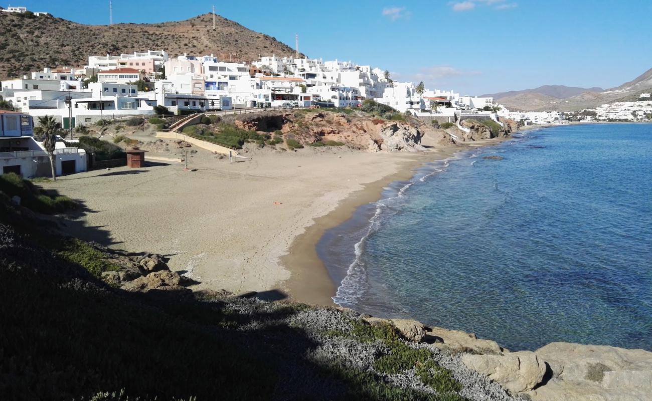 Photo de Playa de la Calilla avec sable brun de surface