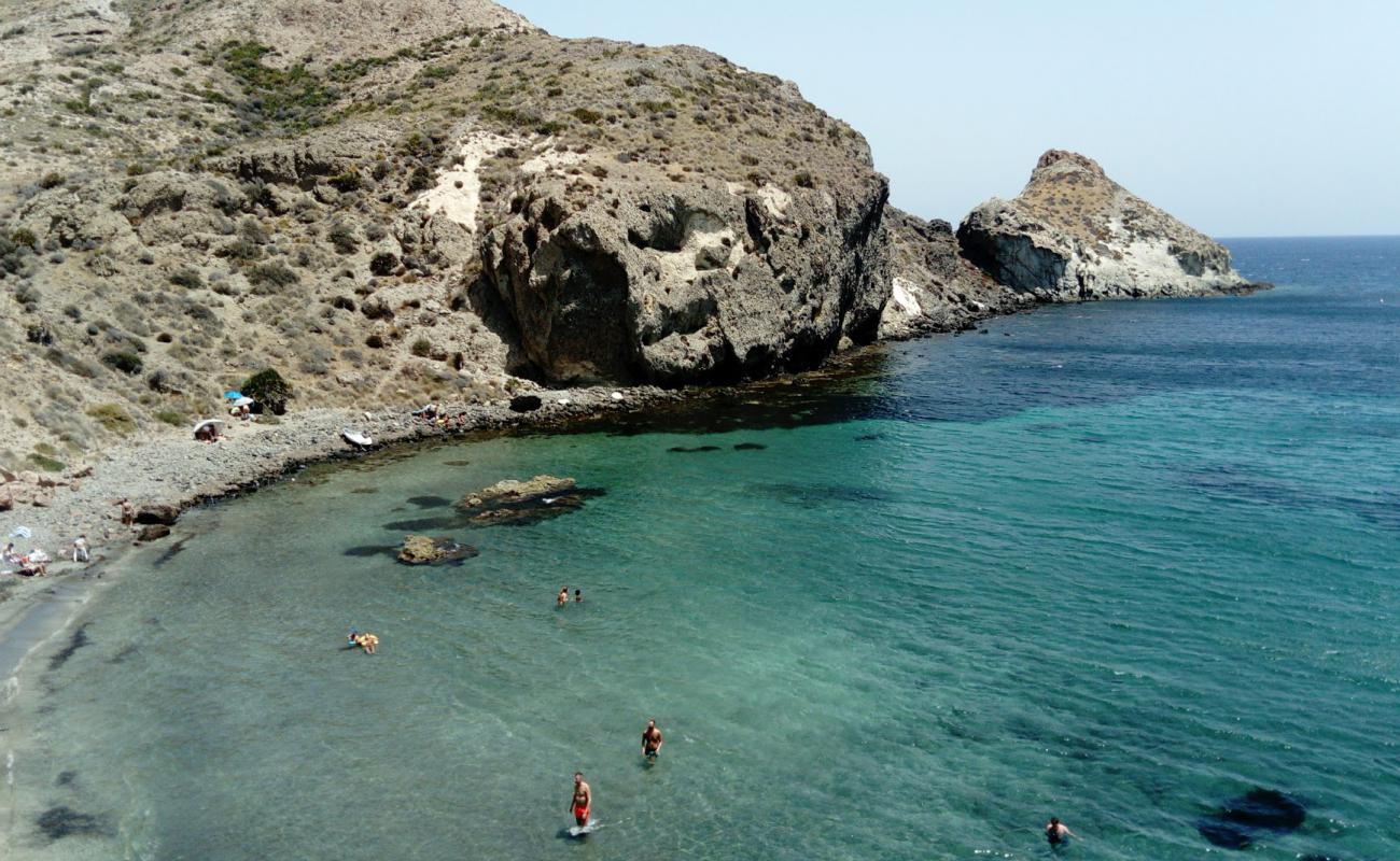 Photo de Cala Higuera avec caillou brun de surface