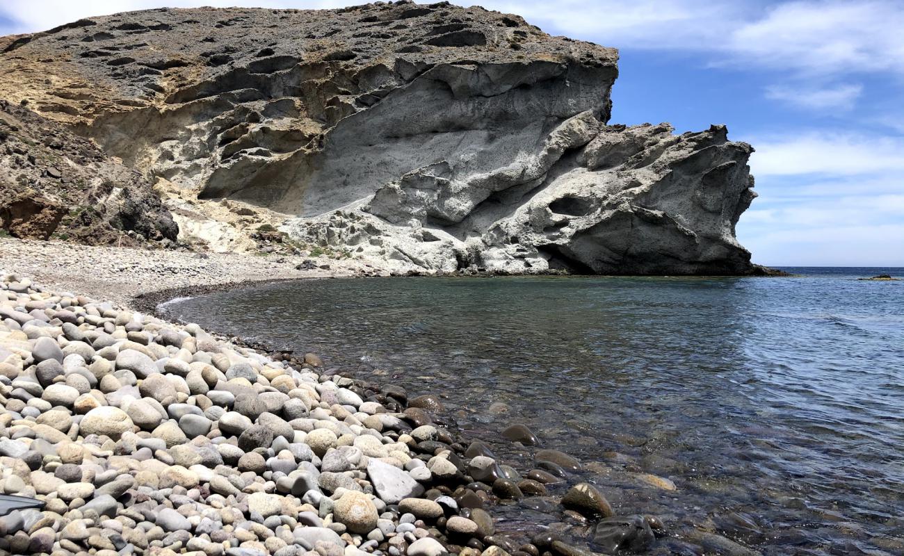 Photo de Cala Grande de los Escullos avec caillou gris de surface