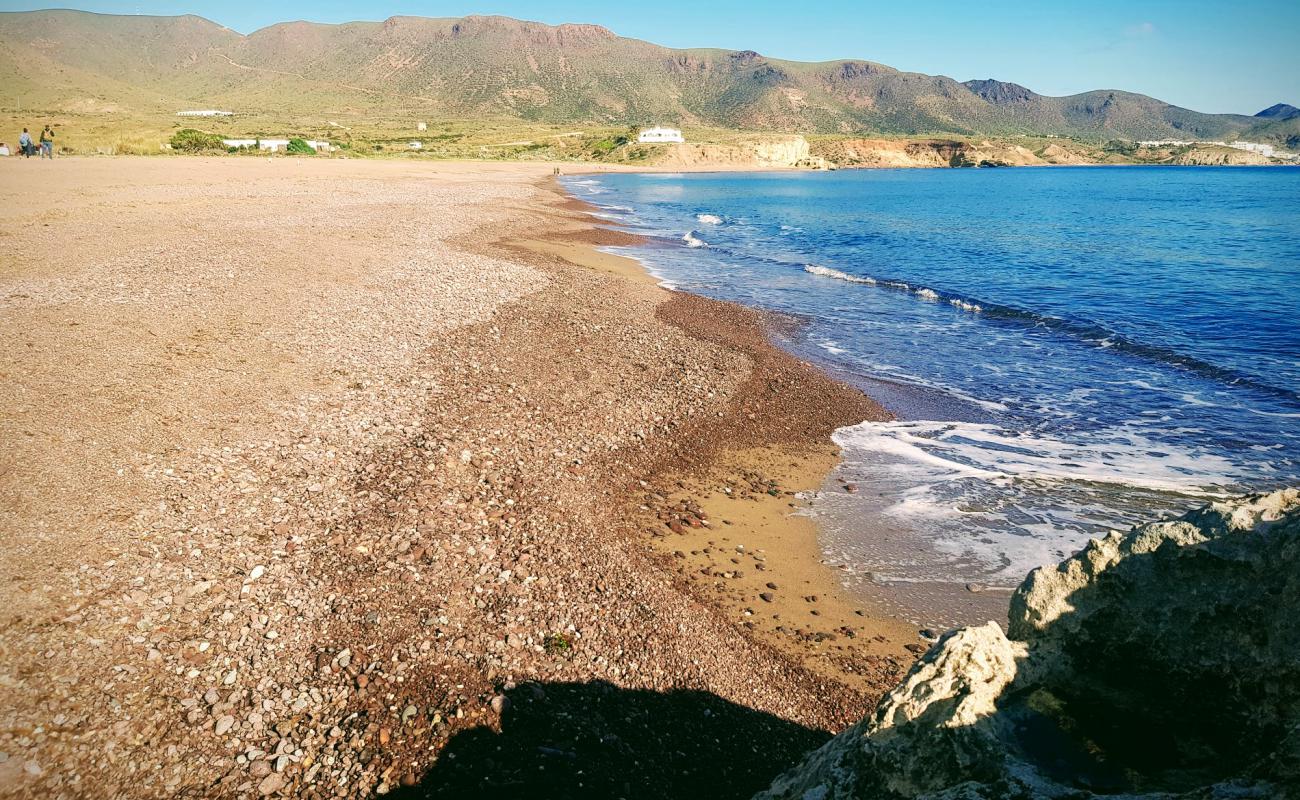 Photo de Playa Los Escullos avec sable coquillier gris de surface