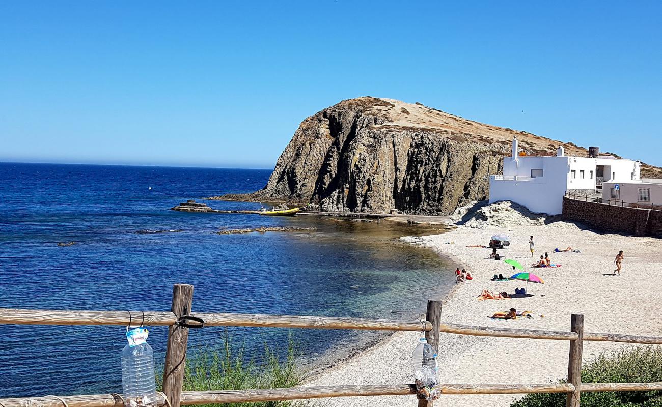 Photo de La isleta beach avec sable coquillier gris de surface