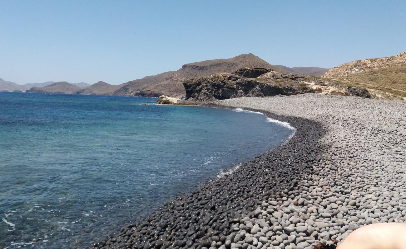 Photo de Cala del Carnaje avec galets gris de surface