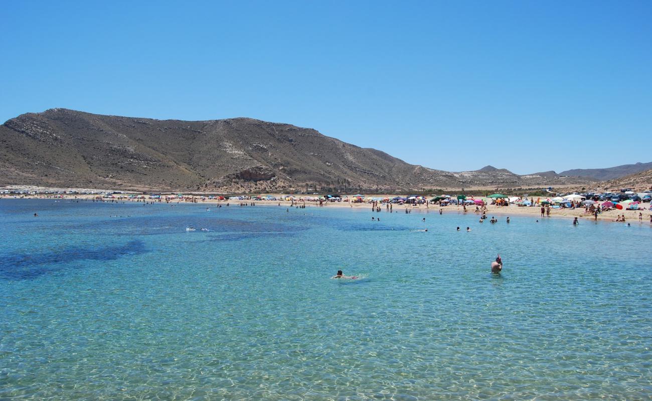 Photo de Plage de Rodalquilar avec sable brun de surface