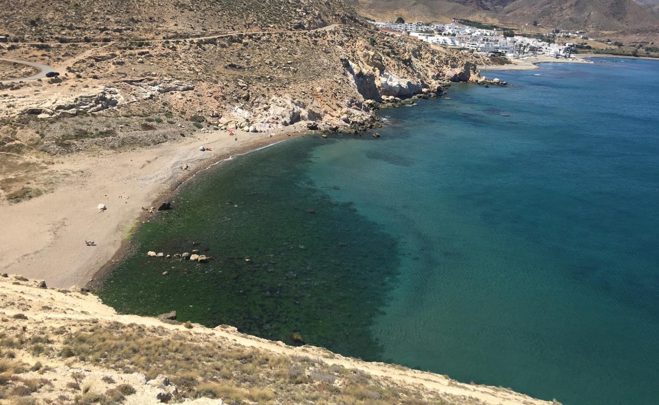 Photo de Cala del Cuervo avec sable gris & galets de surface