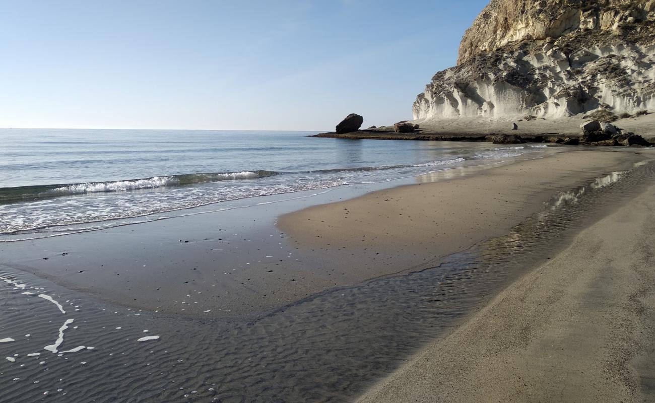 Photo de Cala de Enmedio avec sable lumineux de surface