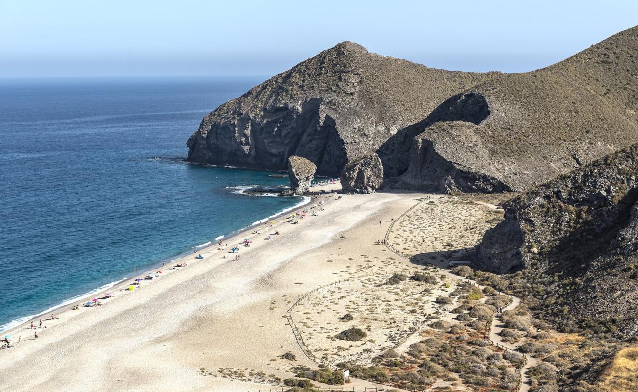 Photo de Playa de los Muertos avec sable coquillier lumineux de surface