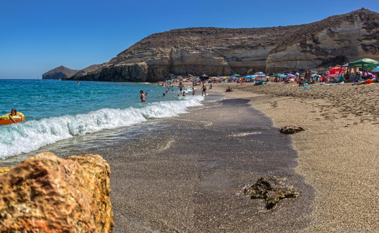 Photo de Playa el Corral avec sable coquillier lumineux de surface