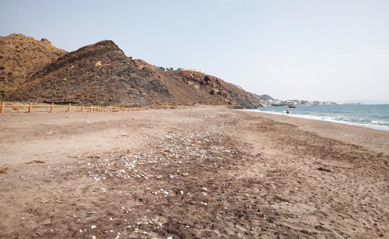 Photo de Playa de Macenas avec sable gris avec roches de surface